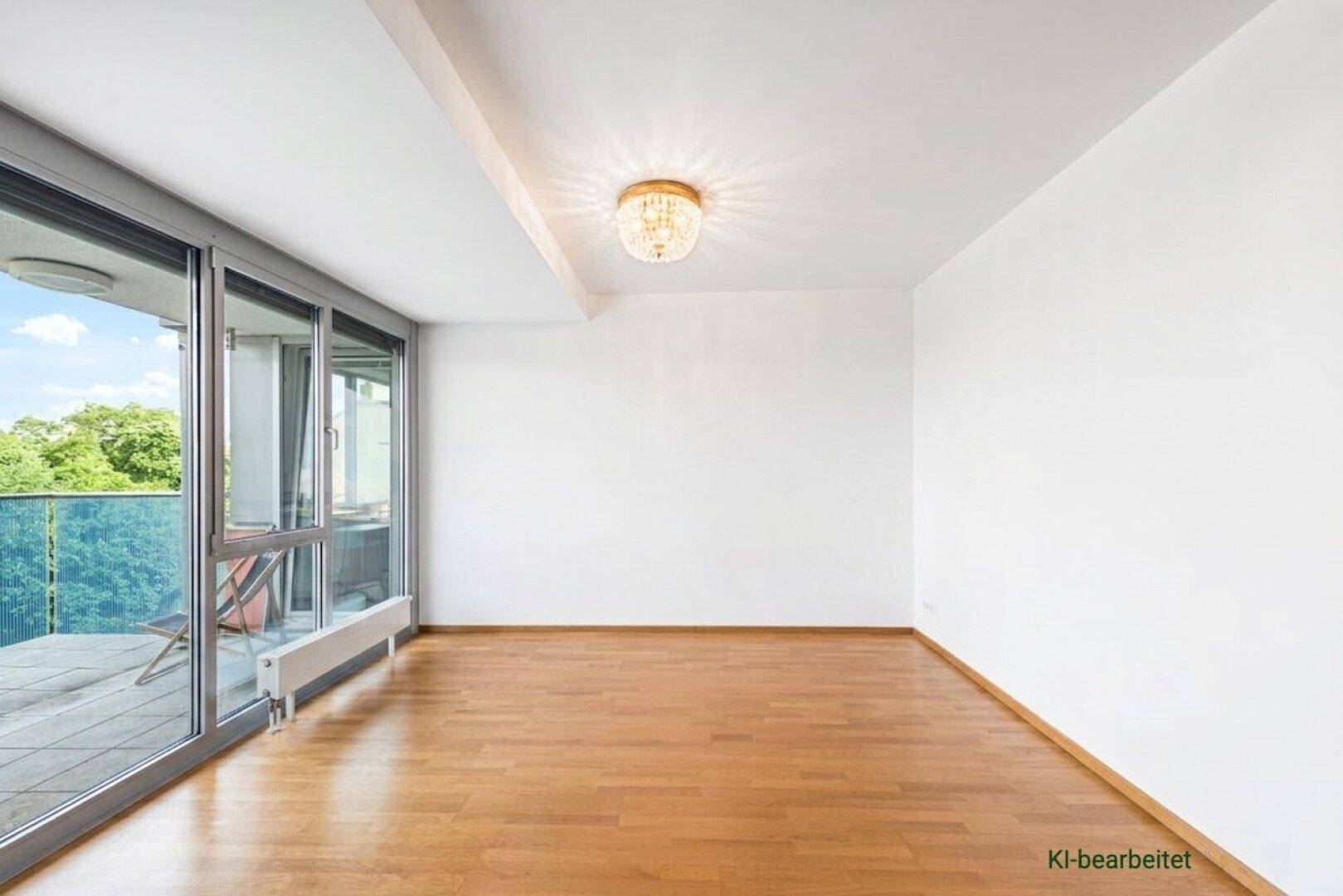 Lichtdurchfluteter Raum mit Holzboden und breiter Glasfront zum Balkon.