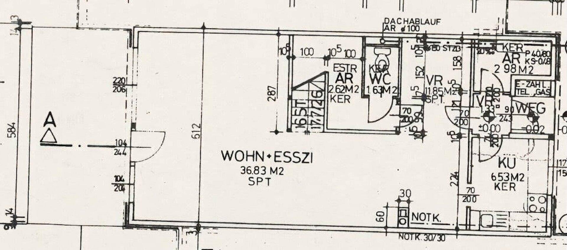 Grundriss des Erdgeschosses mit Wohn-Essbereich, Küche und WC.