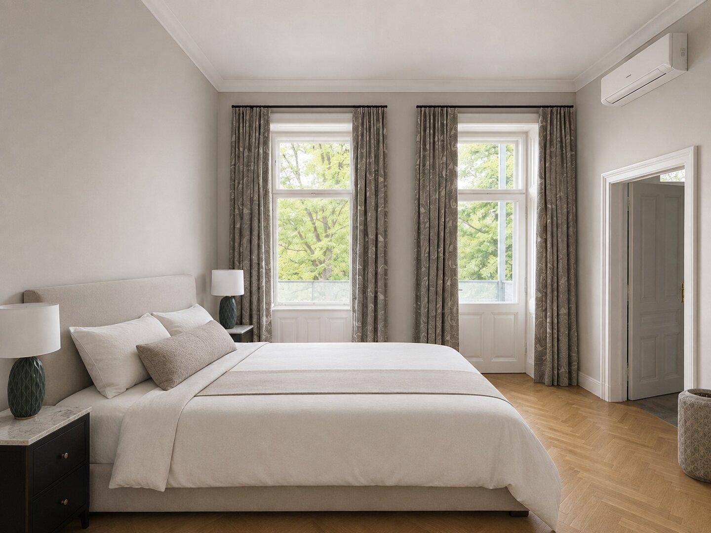 Gemütliches Schlafzimmer mit Doppelbett, Parkettboden und Klimaanlage.