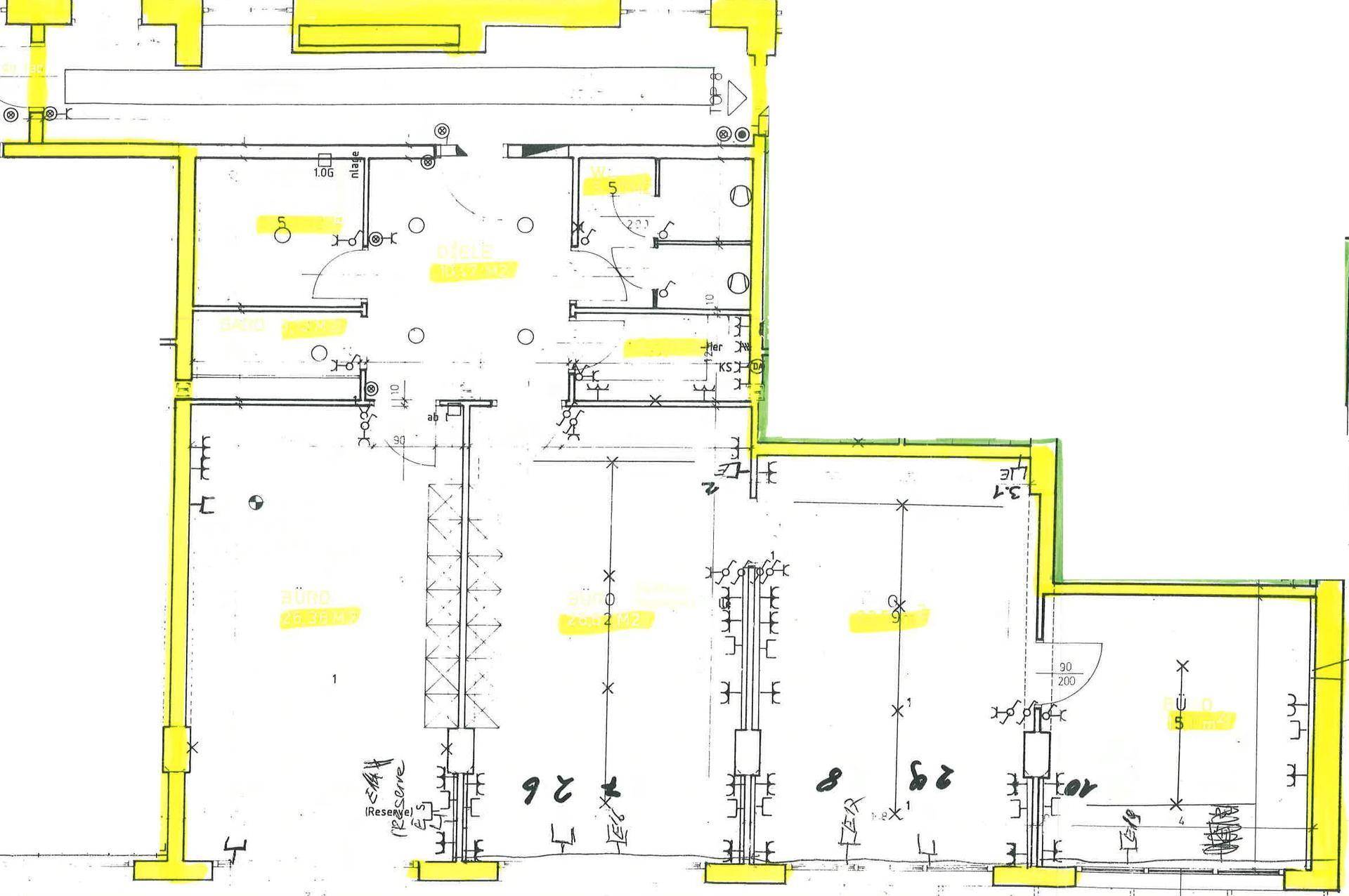 Detaillierter Grundrissplan mit gelb markierten Bereichen, zeigt die Raumaufteilung der Immobilie.