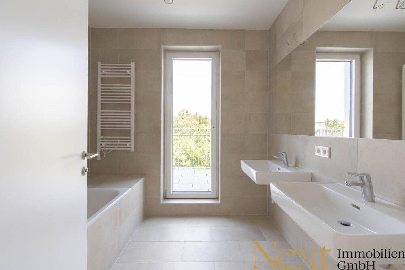 Badezimmer mit Badewanne und Terrassenzugang
