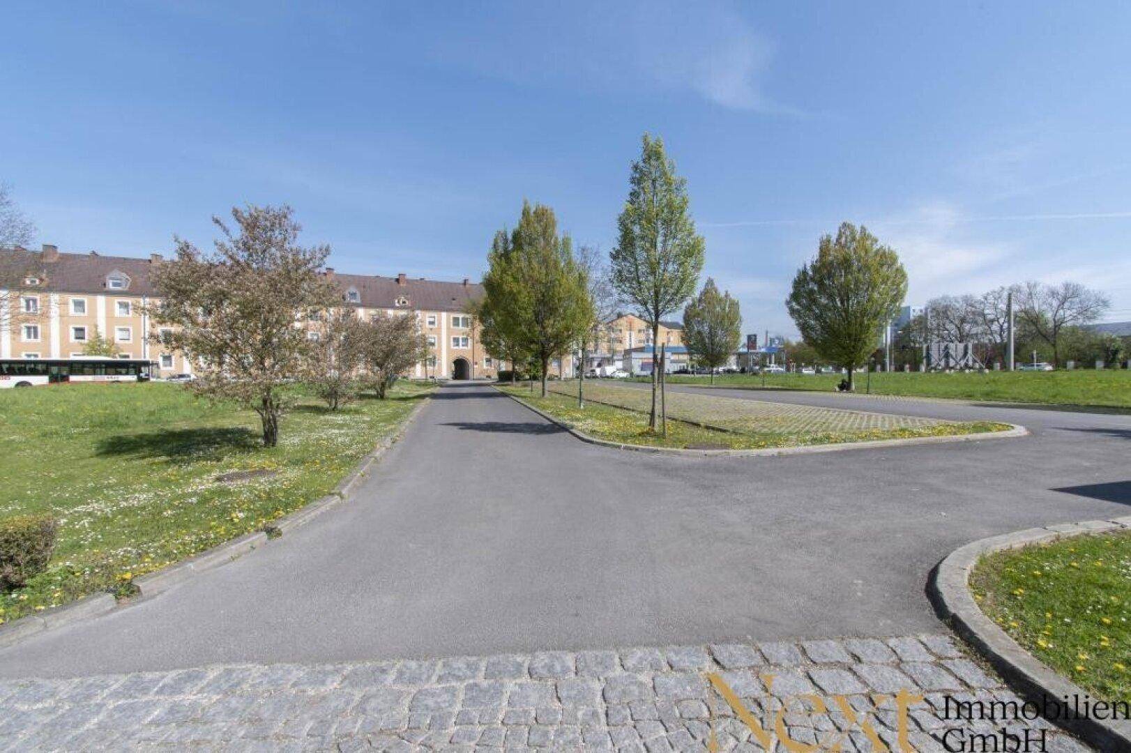 Zufahrt & Parkplätze