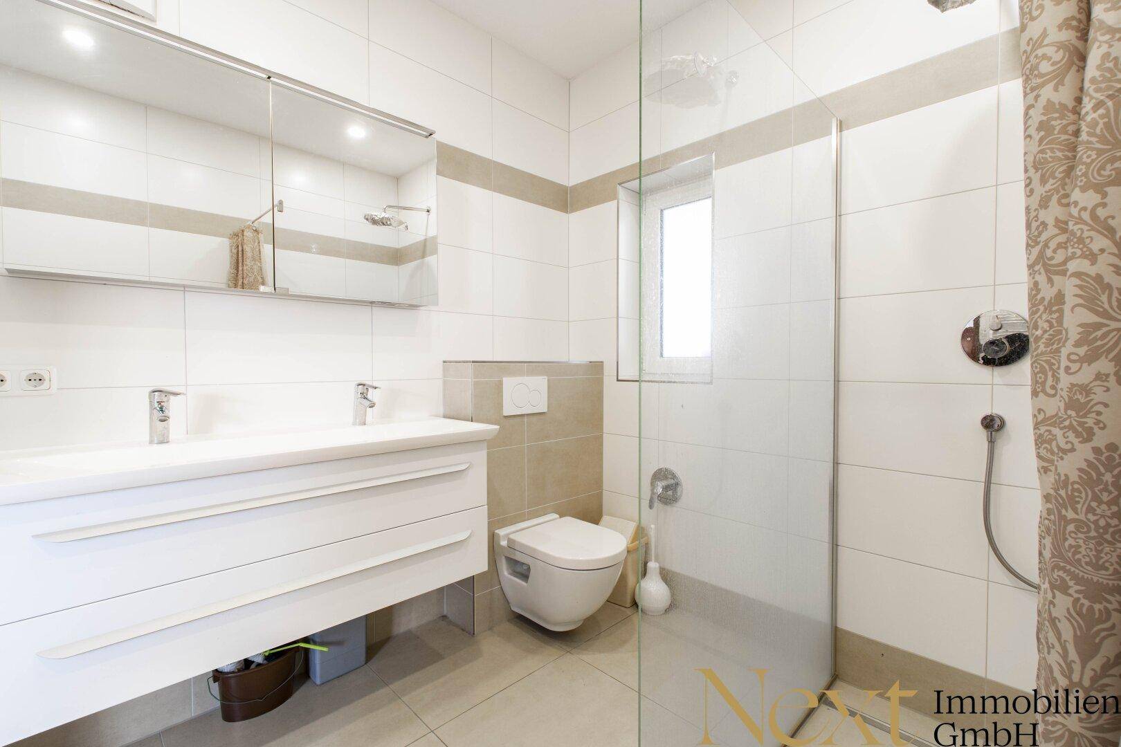 Badezimmer (EG)