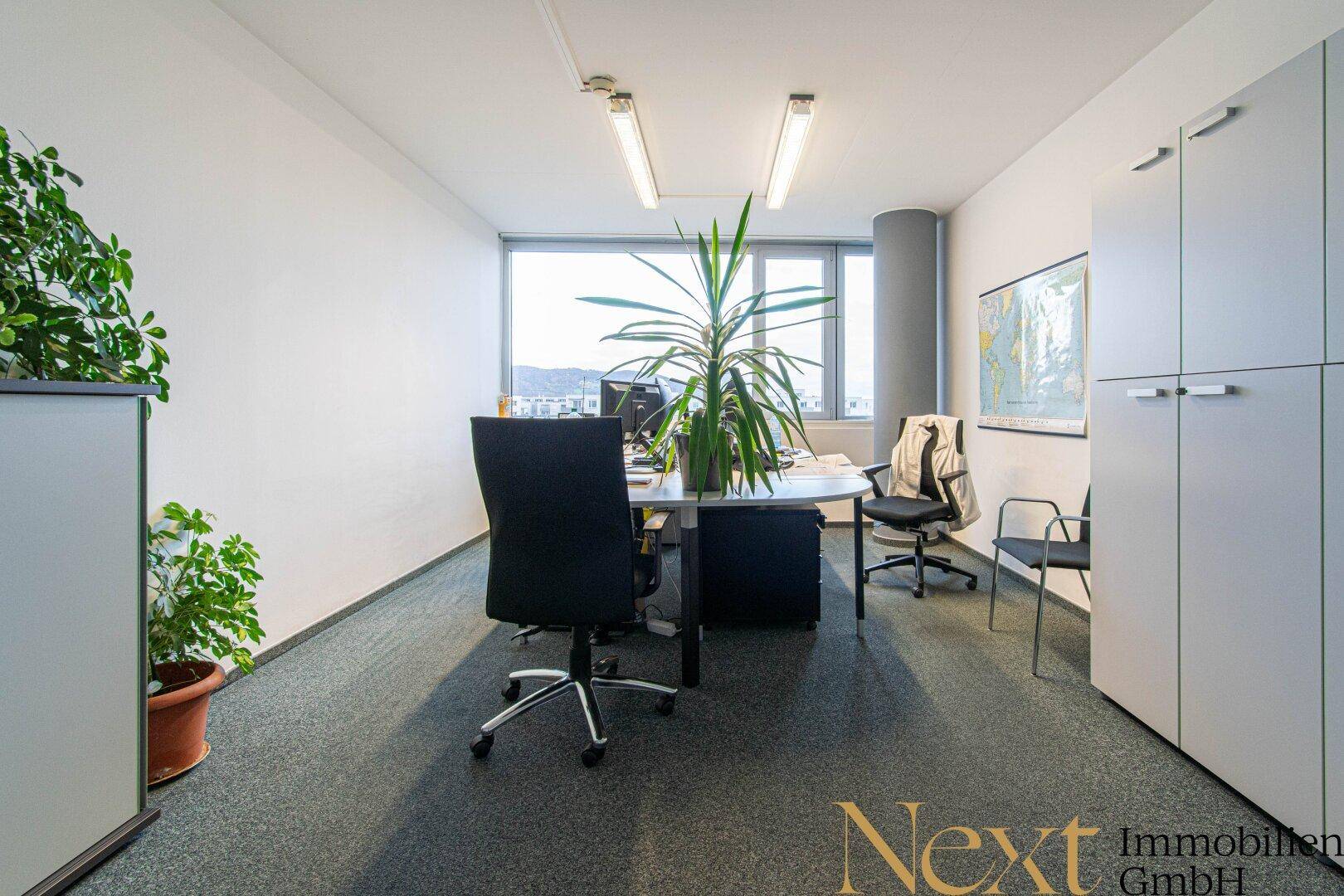 Funktionales Einzelbüro mit Schreibtisch, Bürostuhl und integrierten Schränken, das eine ruhige Arbeitsumgebung bietet.