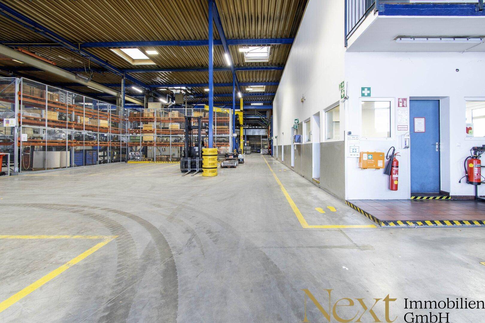 Vielseitige Lager- und Produktionshalle mit Büro in Top-Lage von Marchtrenk zu vermieten! 2.500 KVA vorhanden! - Mehr