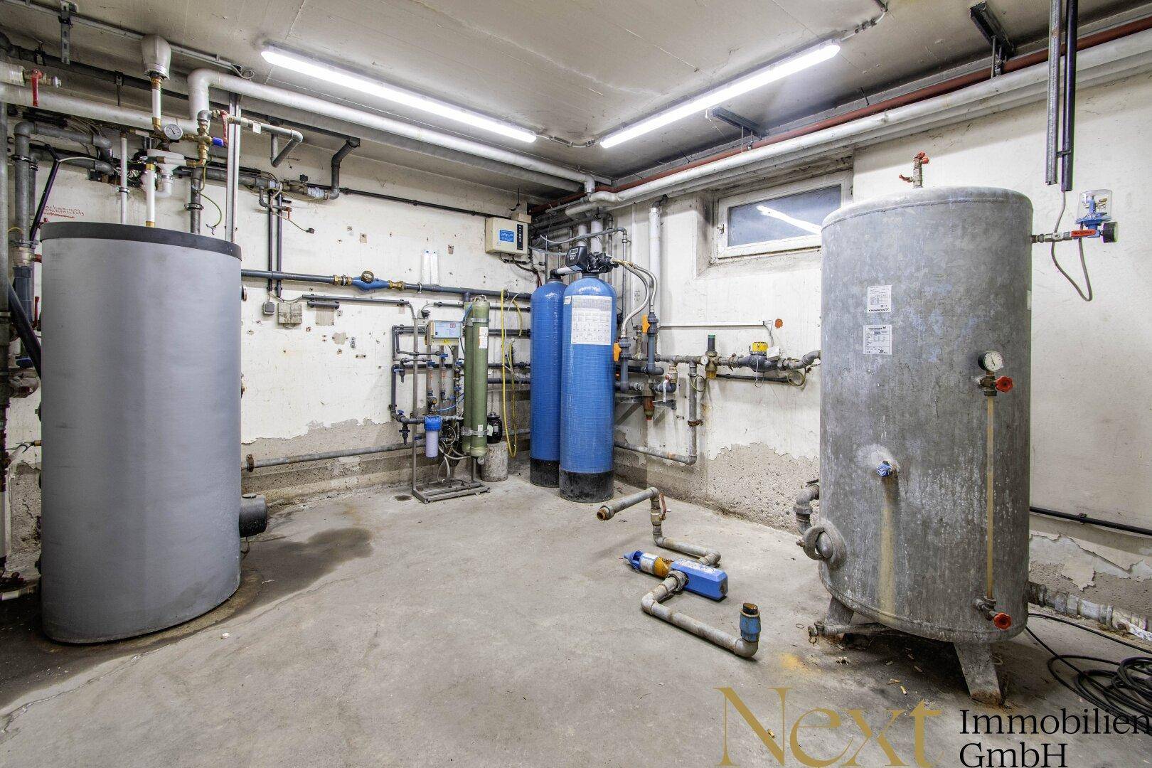 Technikraum mit großen Wassertanks, Filtersystemen und komplexen Rohrleitungen für die Wasseraufbereitung.