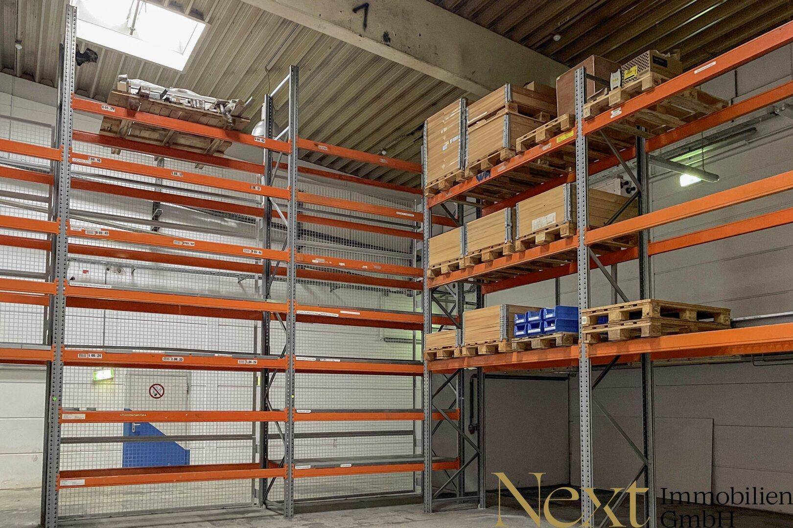 Lagerhalle mit hohen Regalsystemen und Paletten, optimiert für effiziente Lagerung.