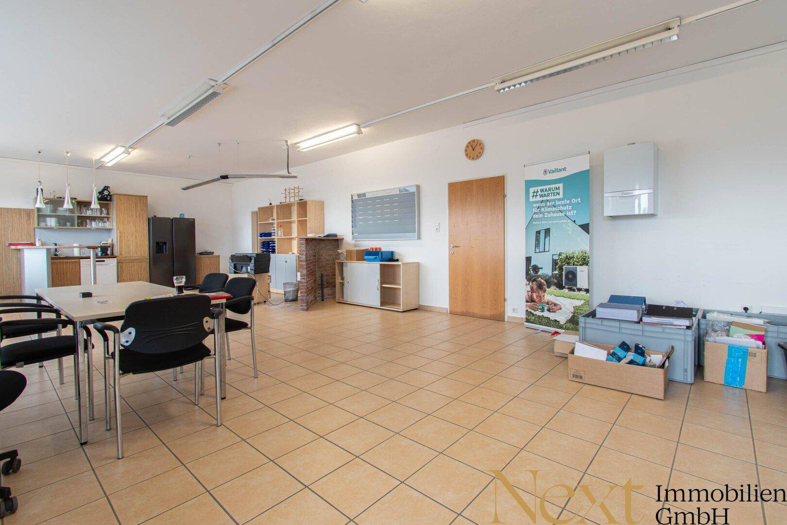 Geschäfts-/Büro-/Lagerfläche (Widmung K) mit Parkplätzen &amp; optimaler Sichtbarkeit in Leonding zu vermieten! – pohled 2