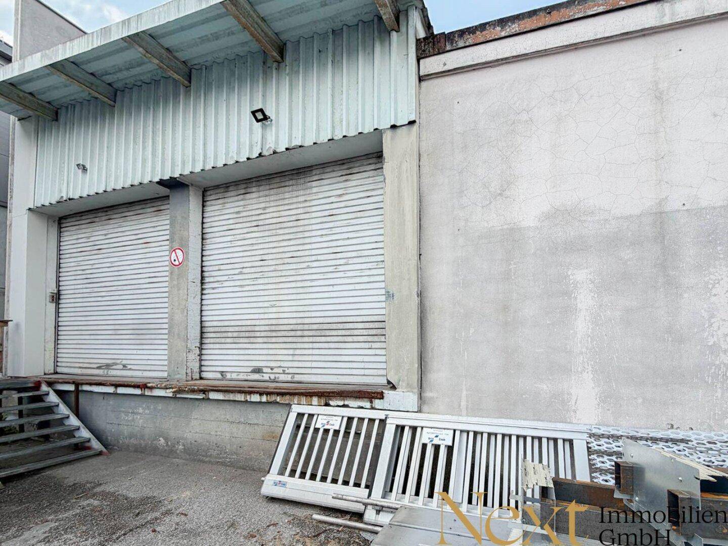 Laderampen mit Rolltoren an einer Industriehalle, bereit für den Warenumschlag und Logistik.