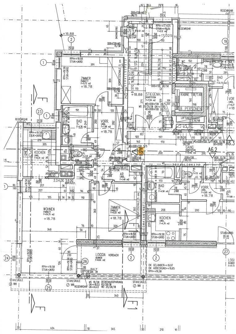 Detaillierter Grundriss einer Wohnung mit mehreren Zimmern, Bädern, Küche und Loggia.