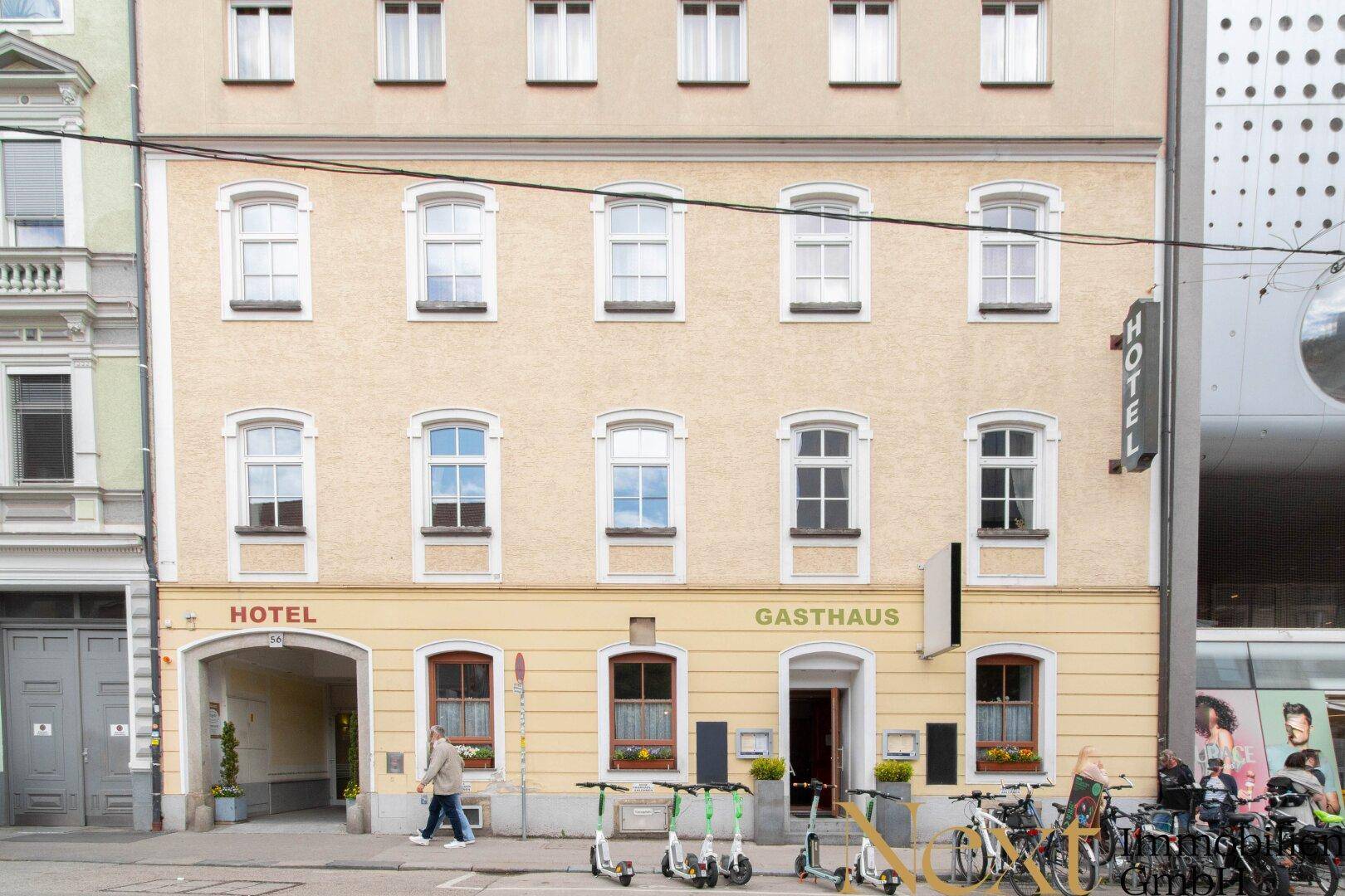 Historisches Gebäude mit Hotel- und Gasthausbeschriftung an der Fassade.