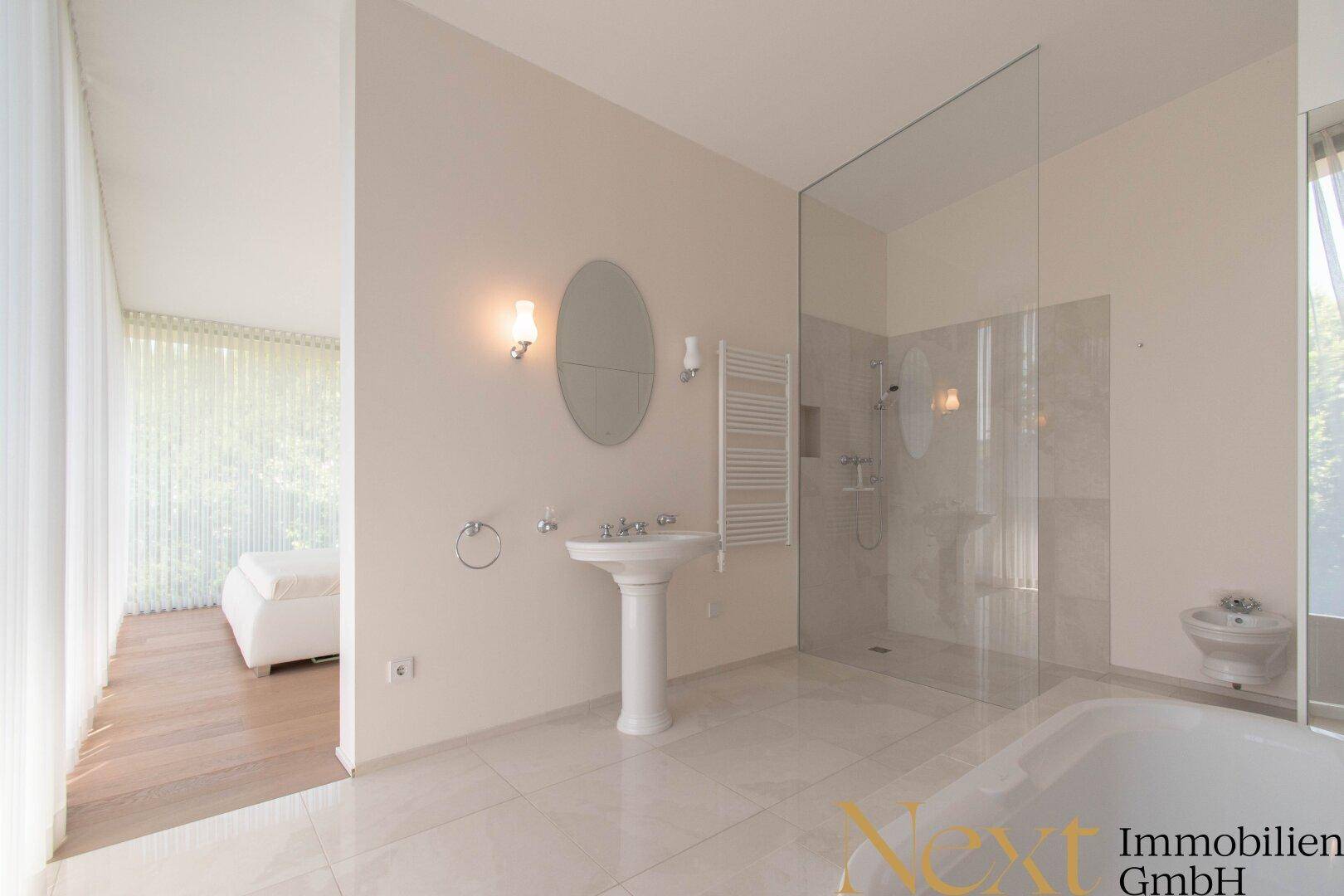 Geräumiges Badezimmer mit freistehendem Waschbecken, begehbarer Dusche, Badewanne und Bidet.