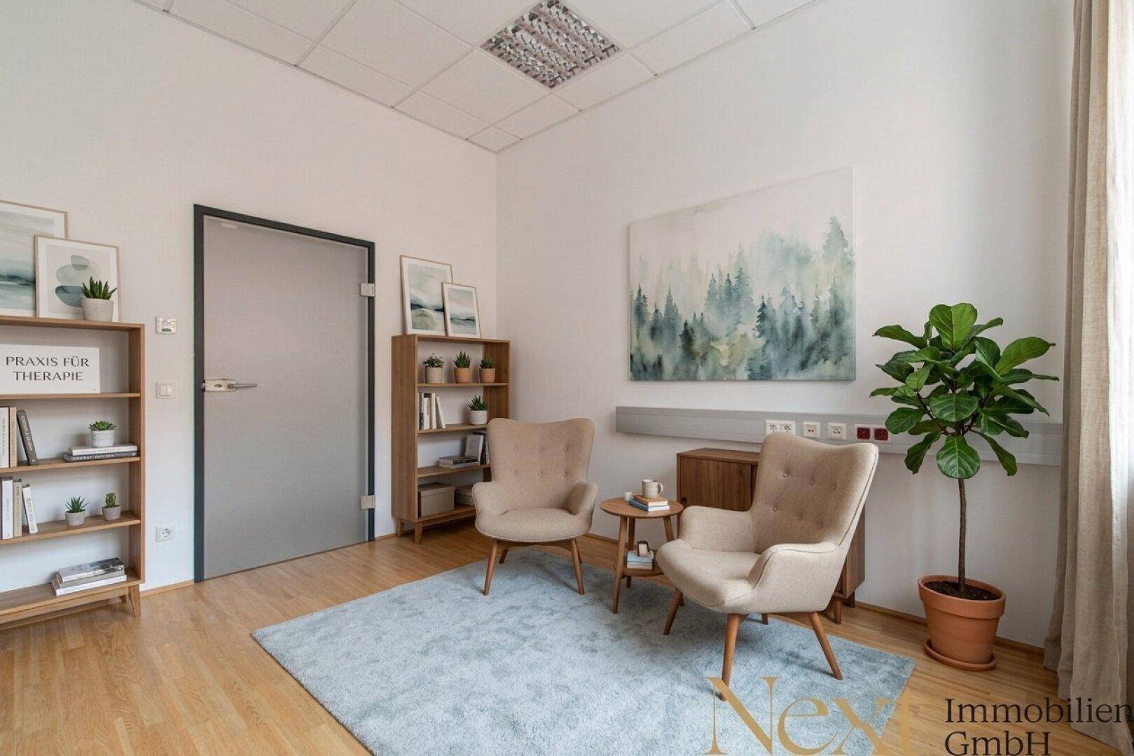 Gemütlicher Therapieraum mit zwei Sesseln, Holzregalen und einem großen Fenster, ideal für Beratungen.