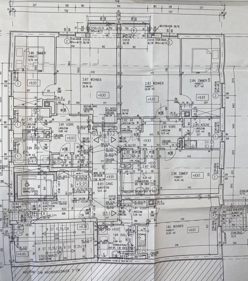Detaillierter Grundrissplan einer Etage mit mehreren Wohneinheiten, Bädern, Küchen und Loggien.