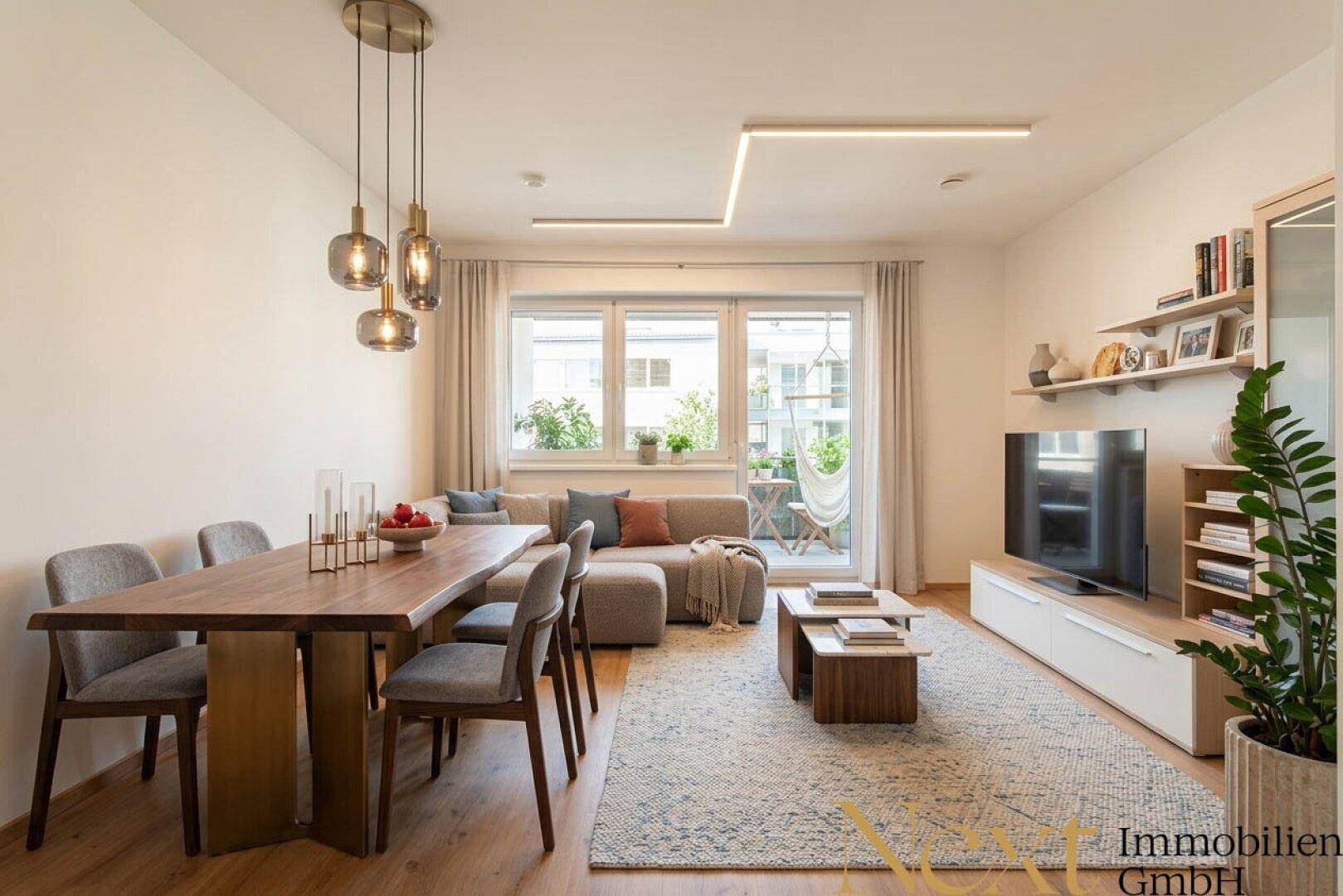 Moderner Wohn-Essbereich mit Holzboden, gemütlichem Sofa und Zugang zum Balkon.