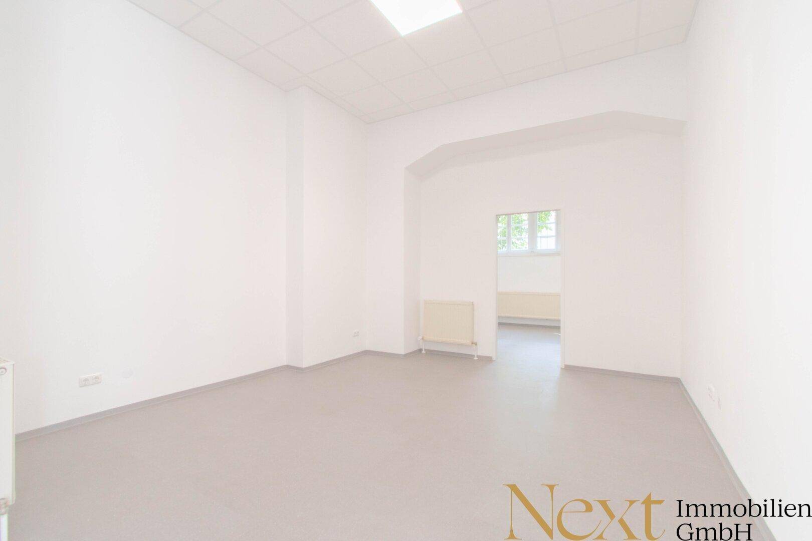 Heller, leerer Raum mit einem Fenster und Heizkörper, bereit für die individuelle Gestaltung.