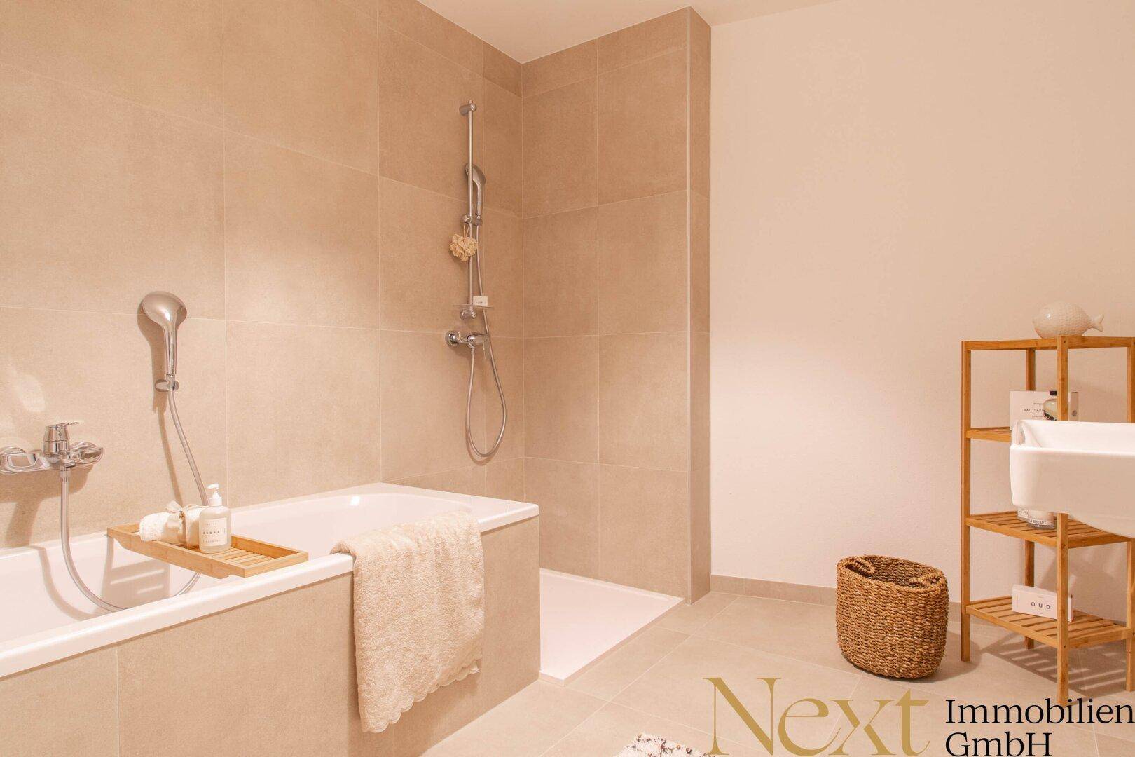 Modernes Badezimmer mit Badewanne, ebenerdiger Dusche und beigefarbenen Fliesen.