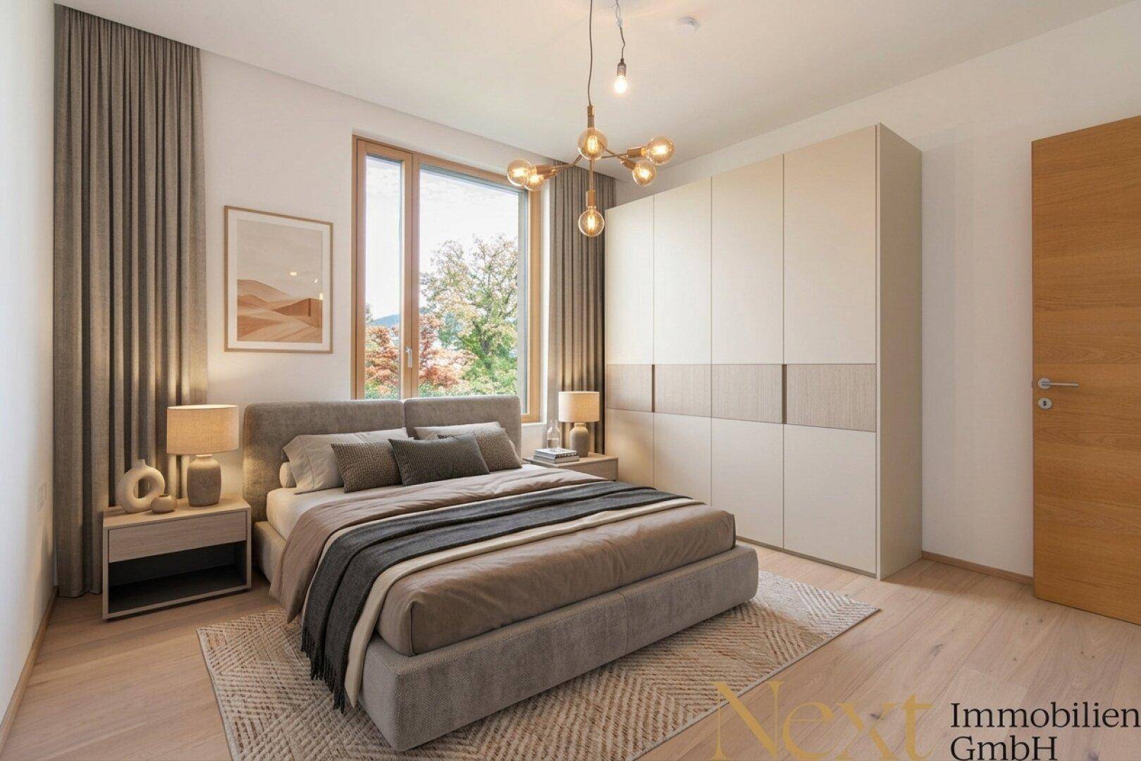 Modern eingerichtetes Schlafzimmer mit großem Fenster und hellem Holzboden.