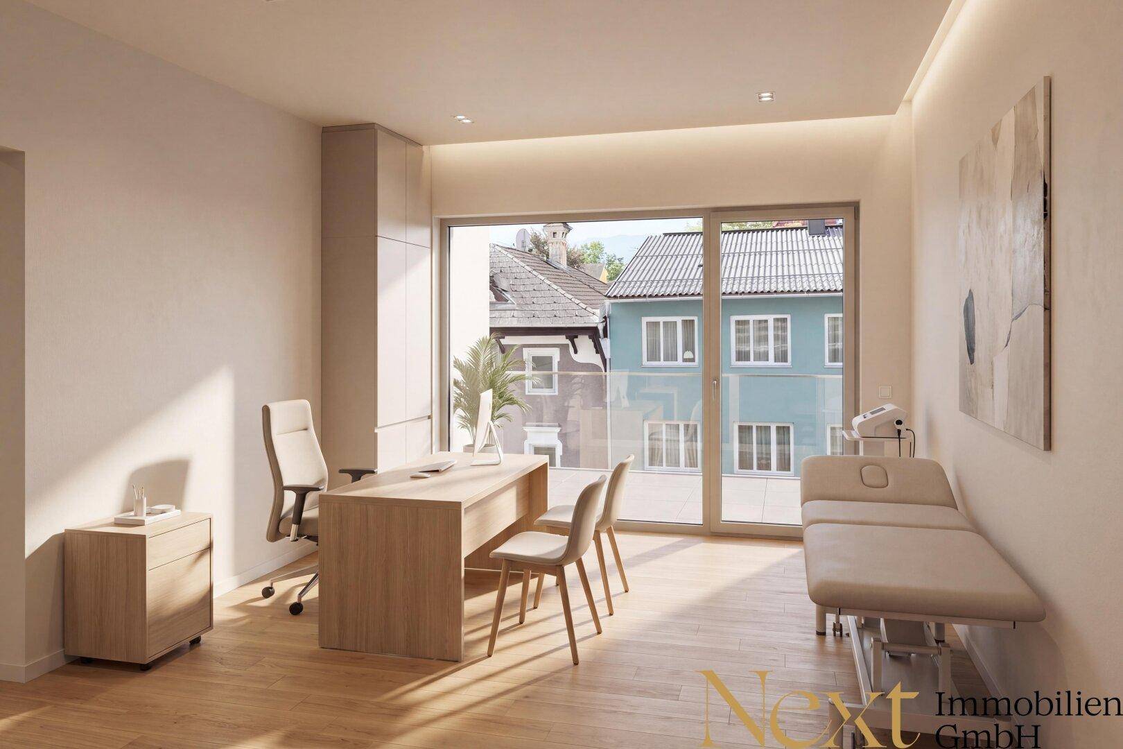 Funktionaler Raum mit Schreibtisch, Behandlungsbank und großem Fenster für viel Tageslicht.