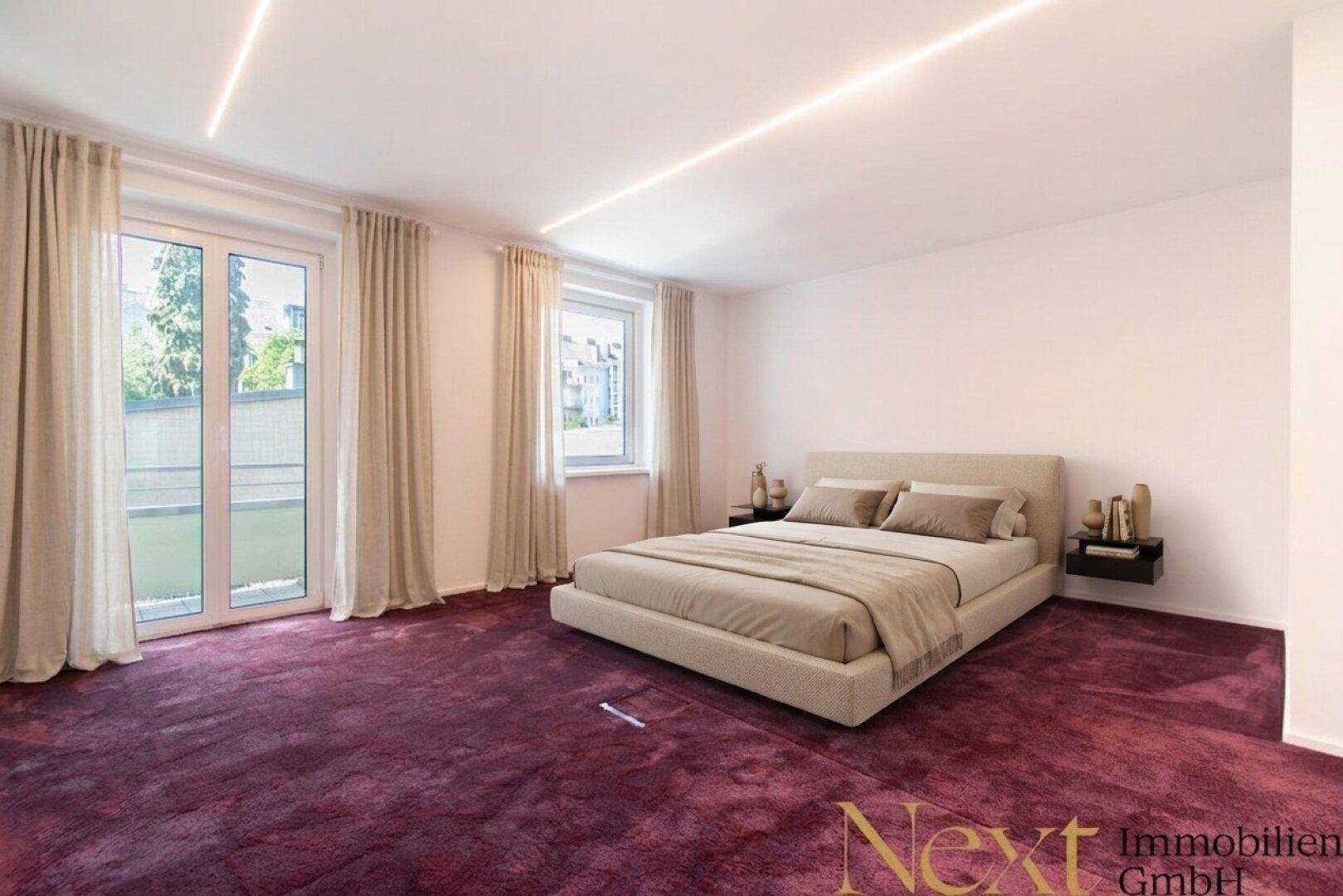 Geräumiges Schlafzimmer mit großem Bett, lila Teppichboden und Zugang zu einem Balkon.