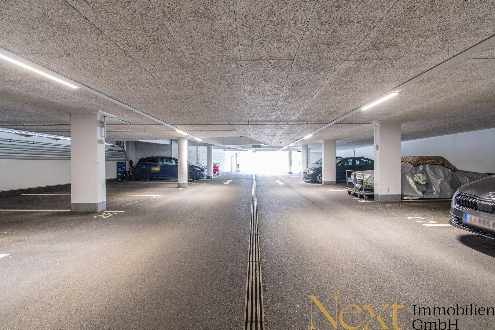 Geräumige Tiefgarage mit ausreichend Stellplätzen und guter Beleuchtung für Bewohner.