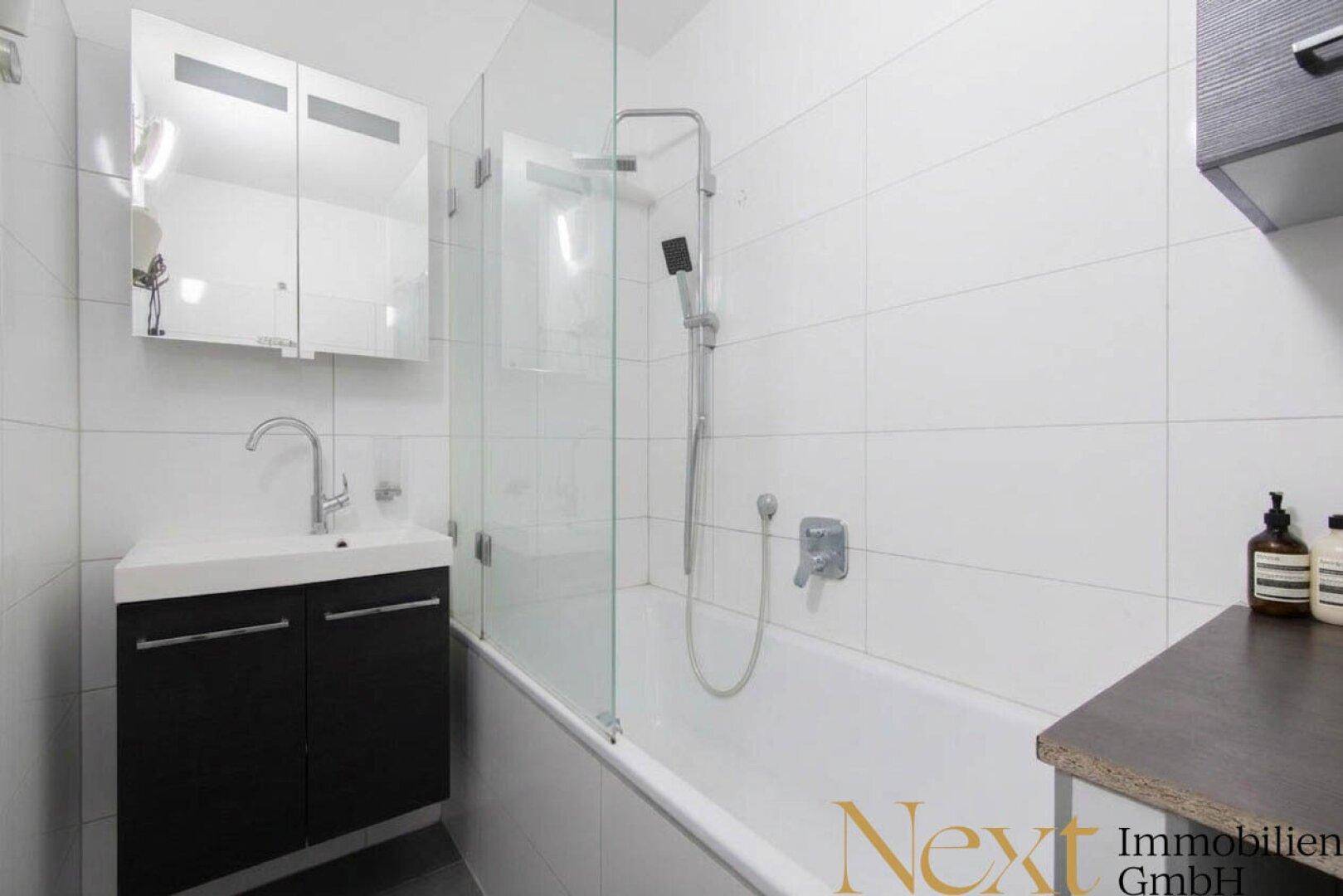 Badezimmer II (KI möbliert)