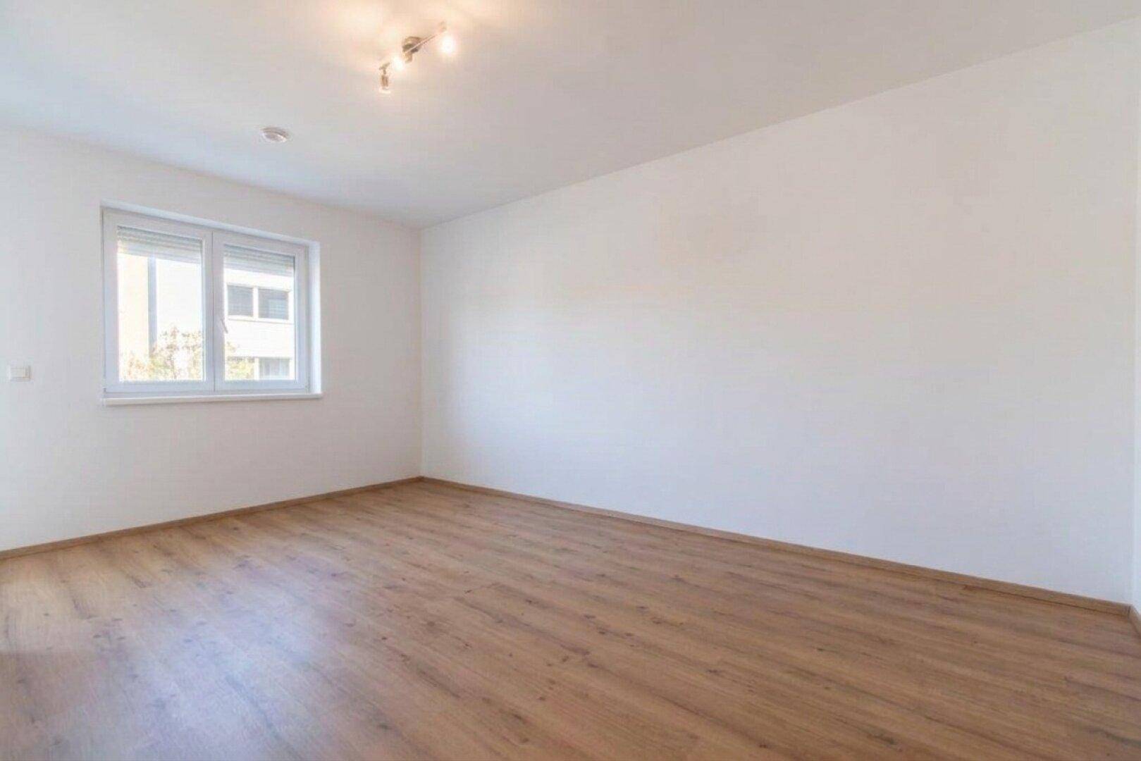Zimmer 2 (KI generiert durch Möbelentferung)