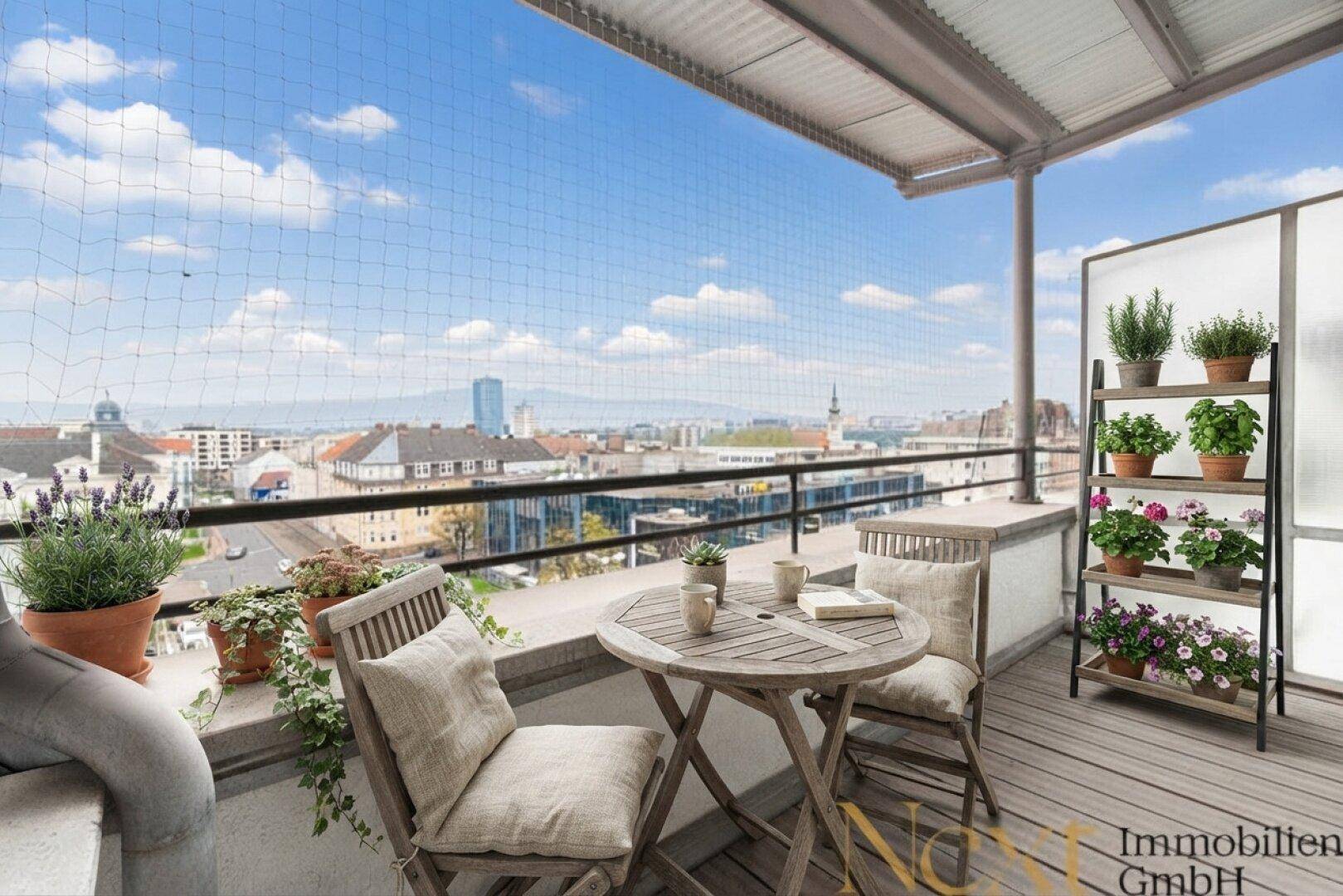 Gemütlicher Balkon mit Sitzgelegenheiten, Pflanzen und weitem Blick über die Stadt.