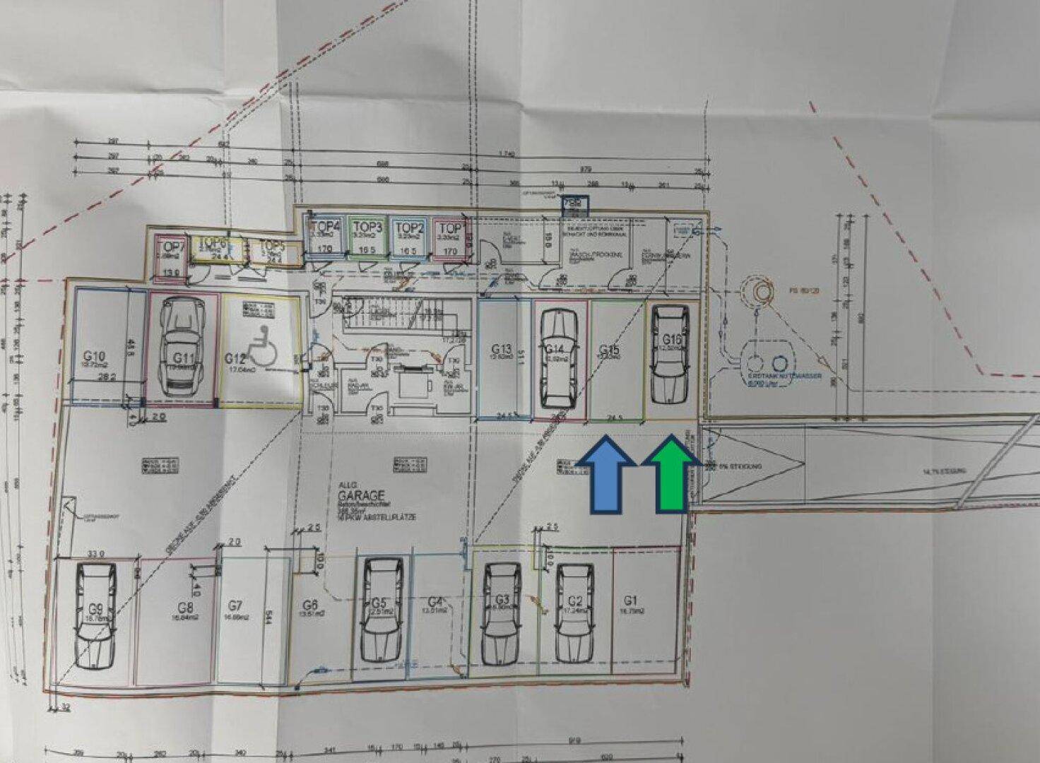 Grundrissplan einer Tiefgarage mit mehreren Stellplätzen und angrenzenden Wohneinheiten.