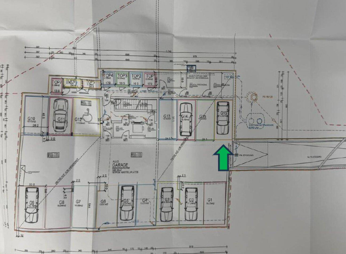 Grundrissplan der Tiefgarage mit mehreren Stellplätzen, Fahrradraum und Abstellräumen.