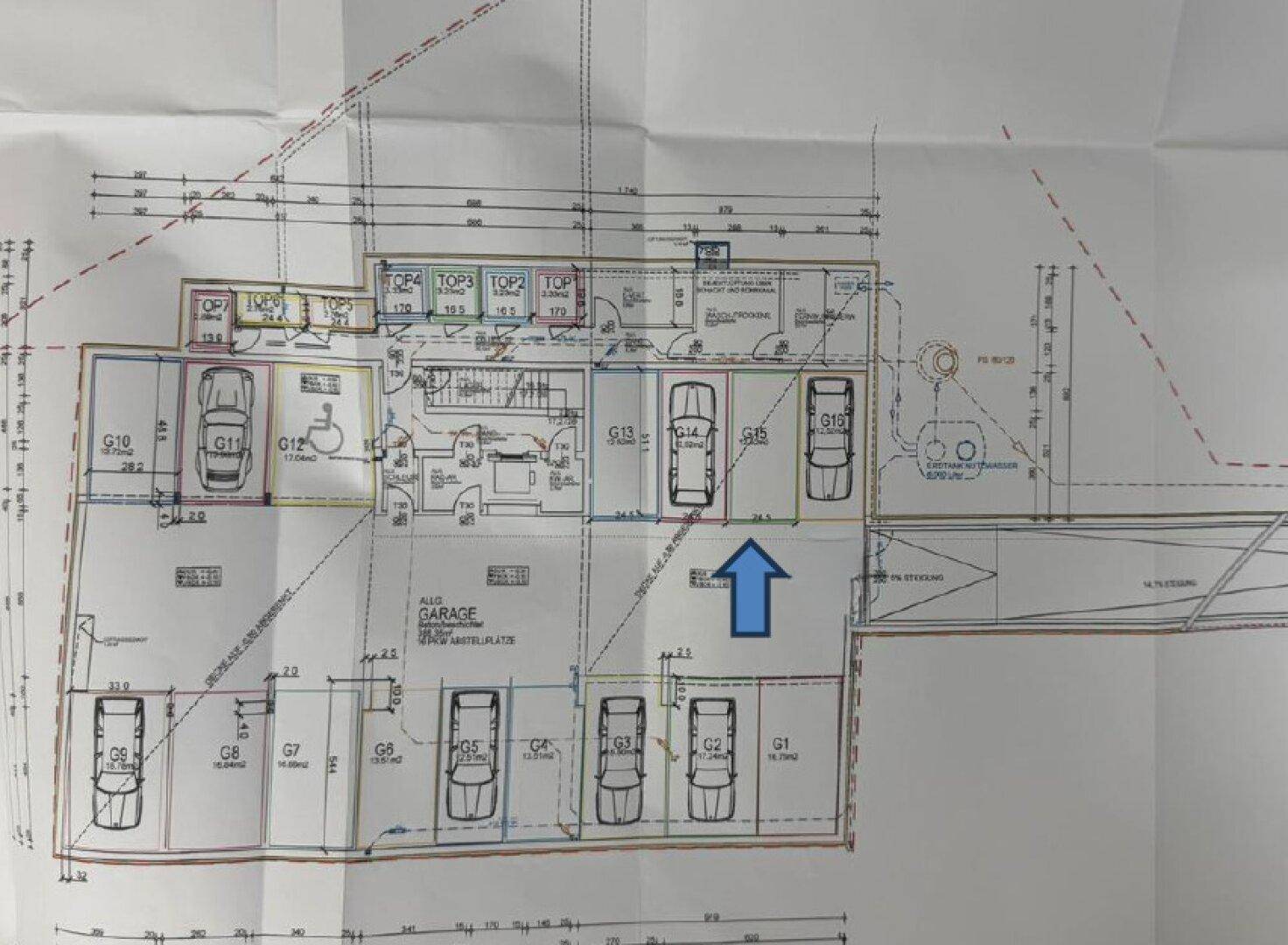 Grundrissplan der Tiefgarage mit einzelnen Stellplätzen und angrenzenden Wohnbereichen sowie Zugängen.