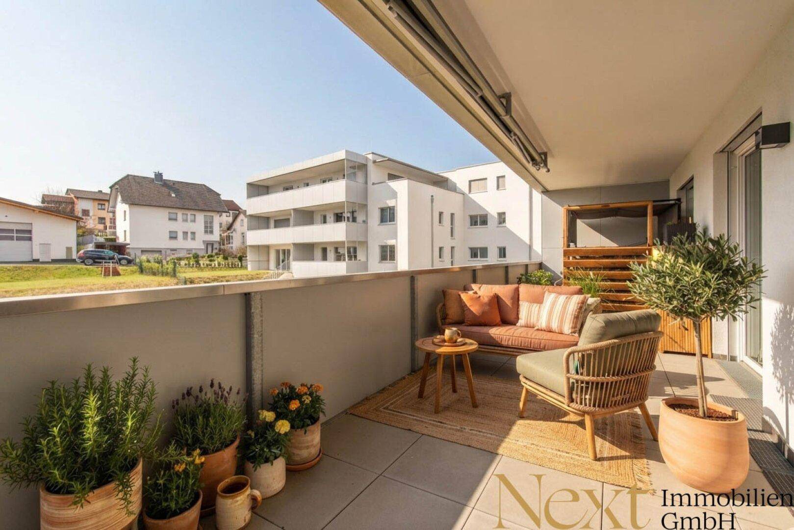 Balkon (KI möbliert)