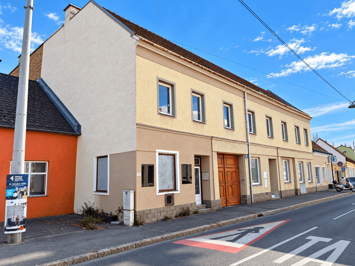 Sehr schönes großes ehemaliges Restaurant mit sämtlichen Nebenräumen mit Hof und Kastaniengarten