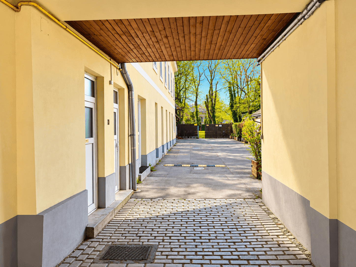 Sehr schönes großes ehemaliges Restaurant mit sämtlichen Nebenräumen mit Hof und Kastaniengarten - More