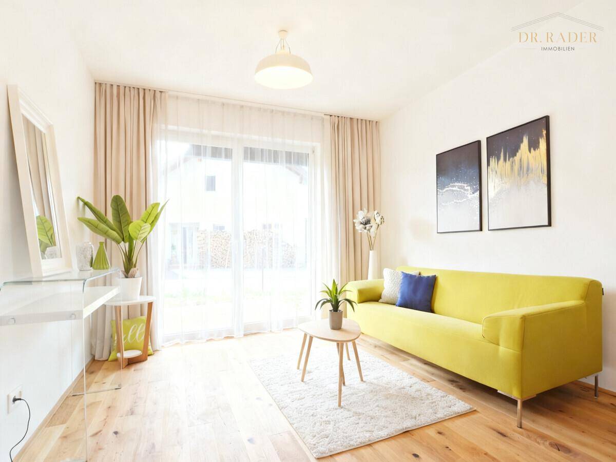 Helles Wohnzimmer mit modernem gelbem Sofa, Holzboden und direktem Zugang zur Terrasse.