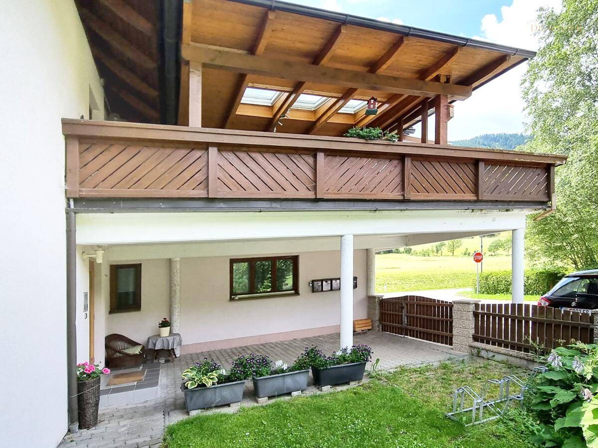 Überdachter Balkon über dem Carport mit Blick auf die Umgebung.