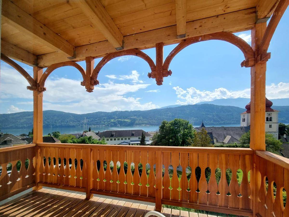 Balkon mit Berg- und Seeblick