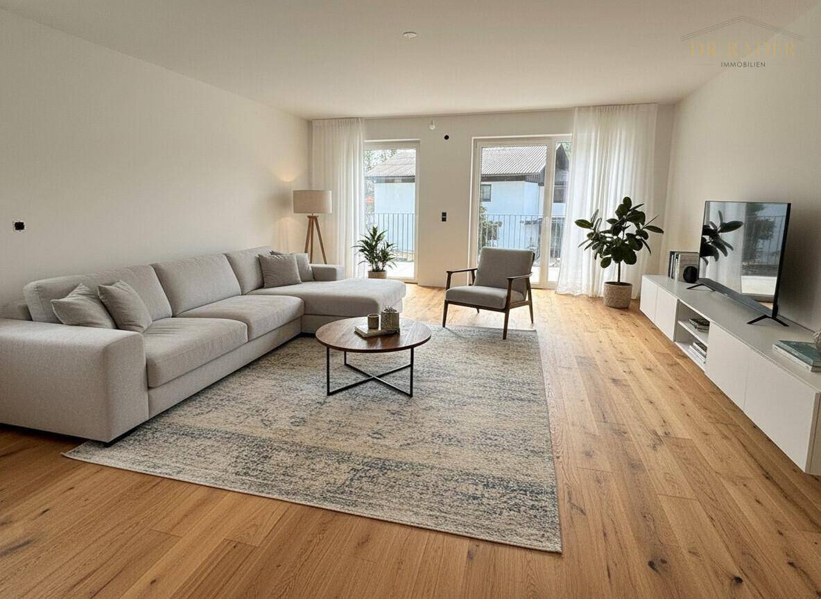 Helles, modernes Wohnzimmer mit großem Ecksofa, Holzboden und Zugang zum Balkon.
