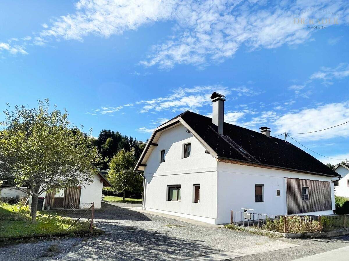 Hausansicht Nord-Ost mit Einfahrt