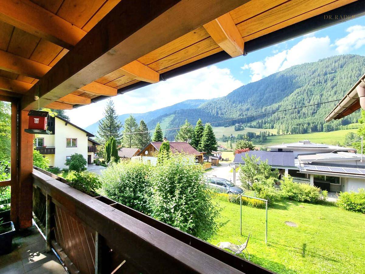Balkon mit weitem Blick auf die grüne Berglandschaft und die Umgebung.