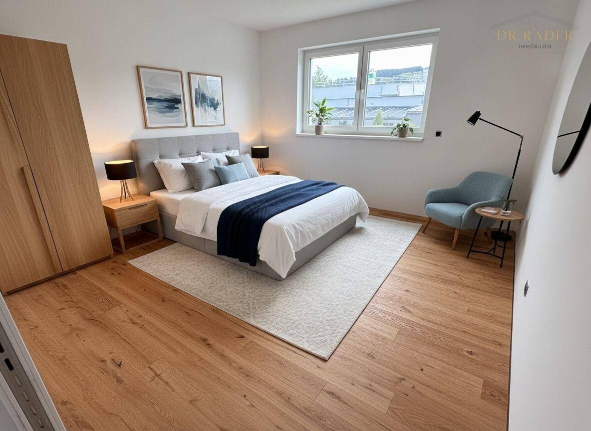 Gemütliches Schlafzimmer mit Doppelbett, Holzboden und großem Fenster, hell und einladend.