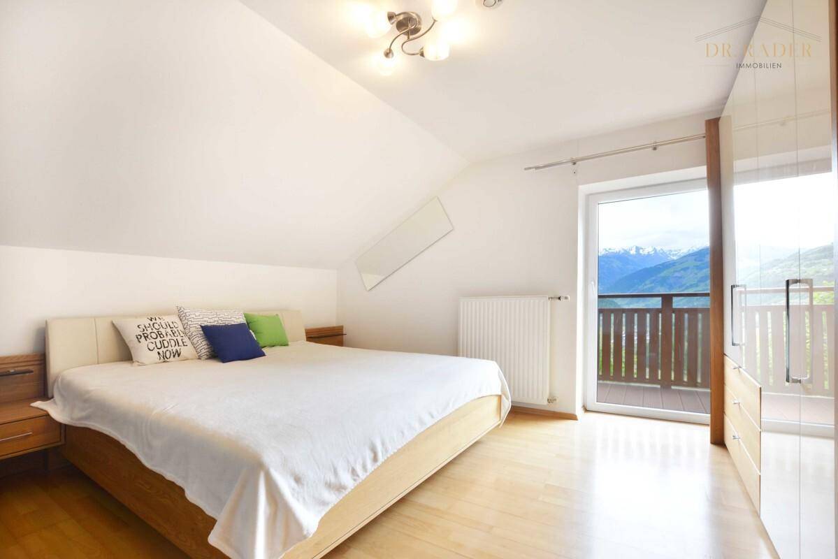 Schlafzimmer mit Ausgang auf den Balkon