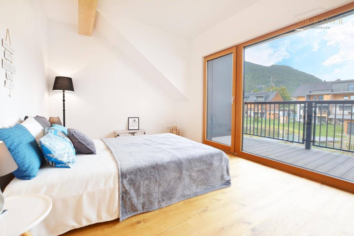 Schlafzimmer mit Ausgang auf die zweite Terrasse