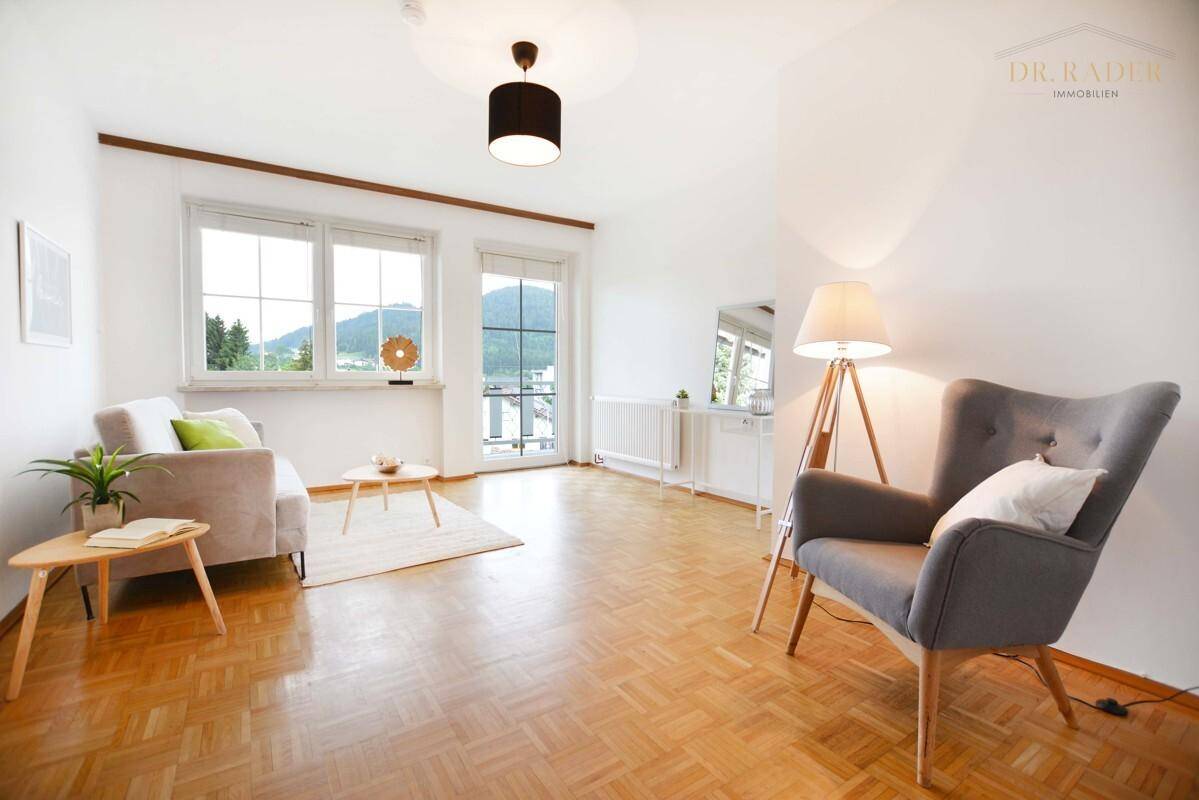 Wohnzimmer mit Balkon