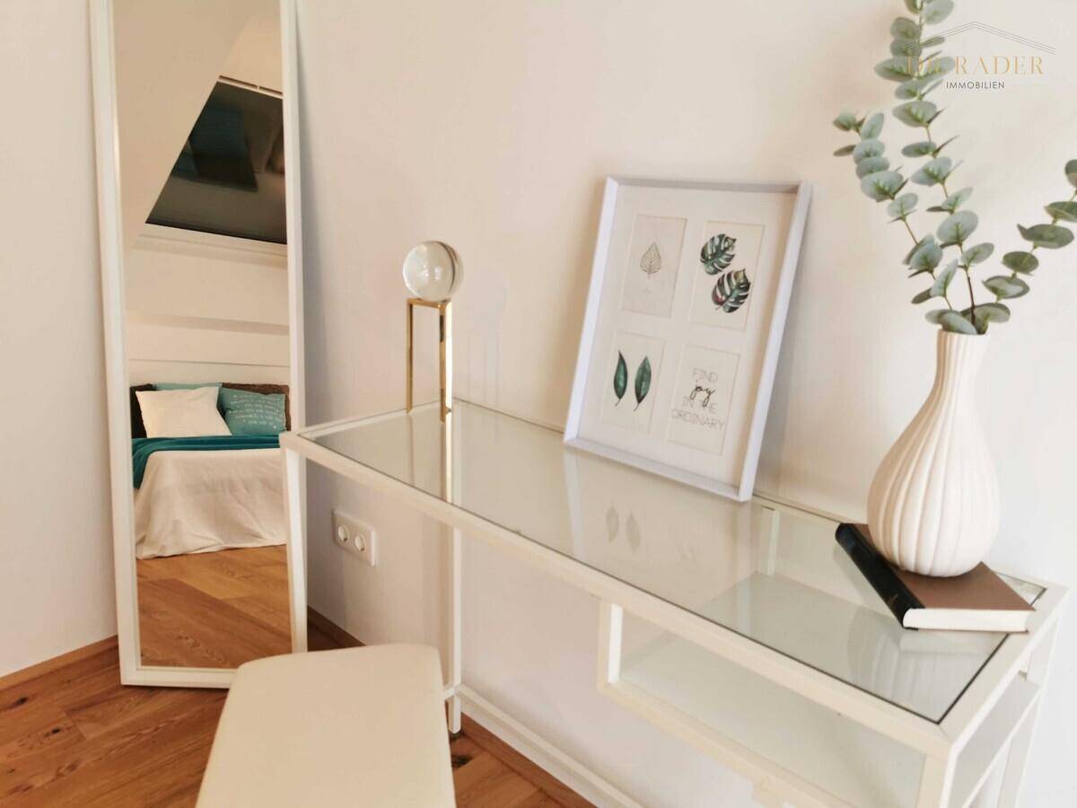 Detailansicht eines modernen Schminktisches mit Spiegel und Dekoration im Schlafzimmer.