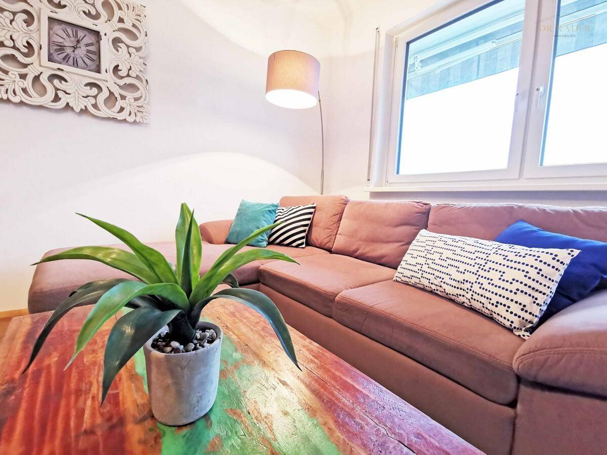 Wohnzimmer Echtholzcouchtisch und ausziehbare Couch