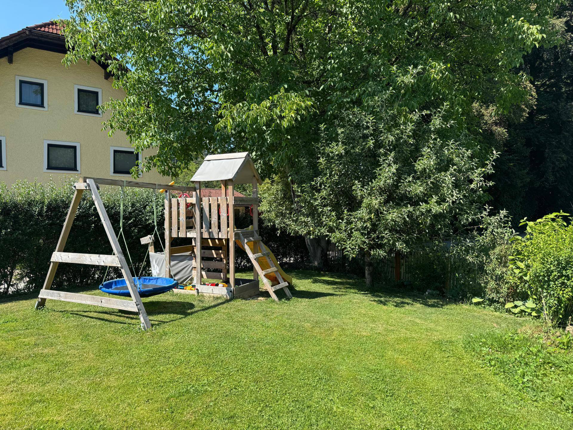 Einfamilienhaus mit großzügigen Terrassen Garten und Garage in Hallwang - Ansicht 2