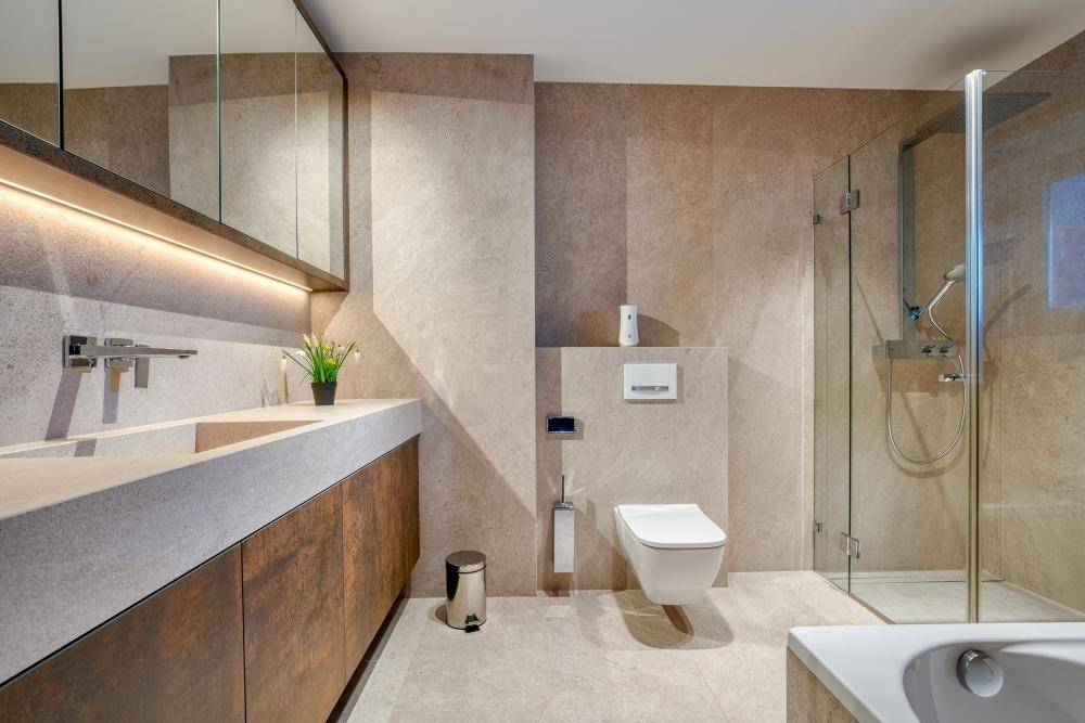 Modernes Badezimmer mit begehbarer Dusche, Wand-WC und eleganten Fliesen.