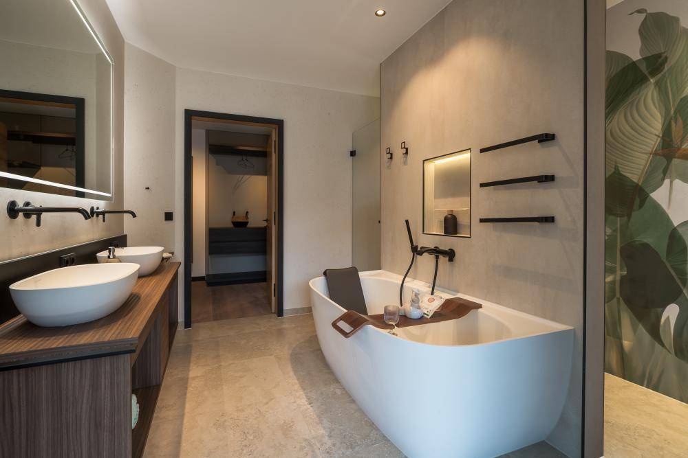 Elegantes Badezimmer mit Doppelwaschbecken, freistehender Badewanne und begehbarer Dusche.