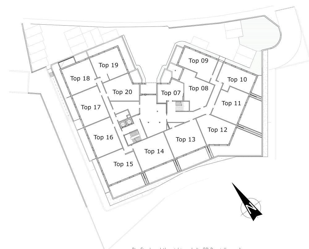 Grundriss einer Etage mit mehreren Wohneinheiten und zentralem Treppenhaus.